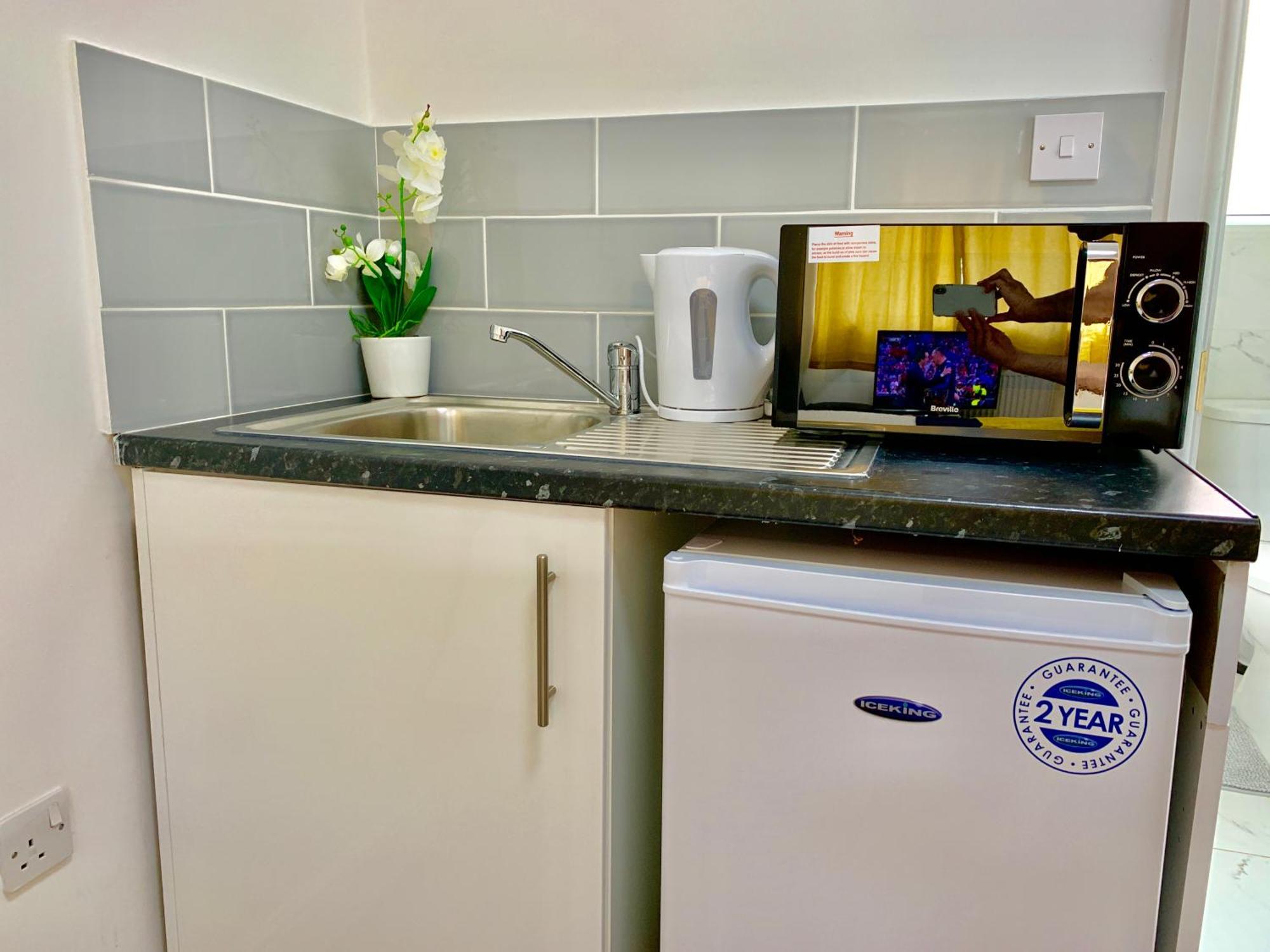 London Studio Apartments, Private Bathroom, Kitchenette, Parking, Np2 Kültér fotó